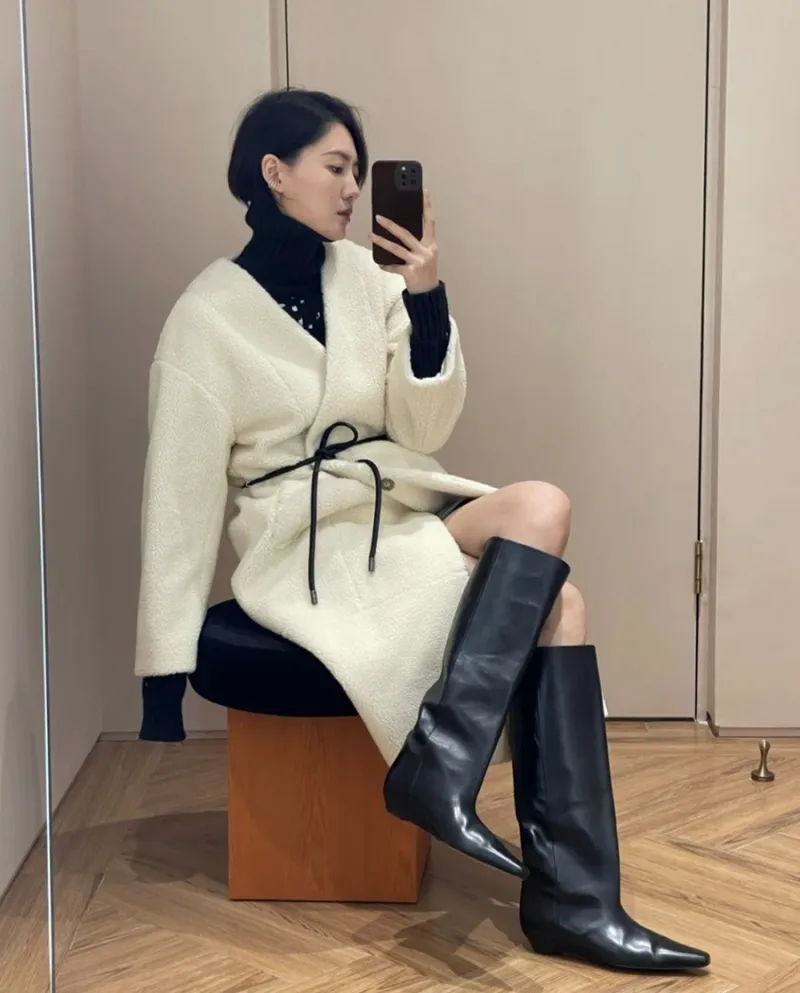 Autumn And Winter New Black Retro Boots Women's Pointed Boots No More Than Knee High Boots Straight Knight Boots