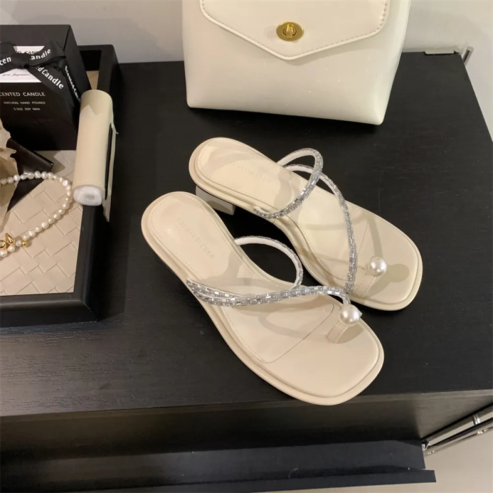 Fata stile tacco spesso perizoma sandali con perle per le donne da indossare 2024 estate nuovo stile strass tacco medio perizoma