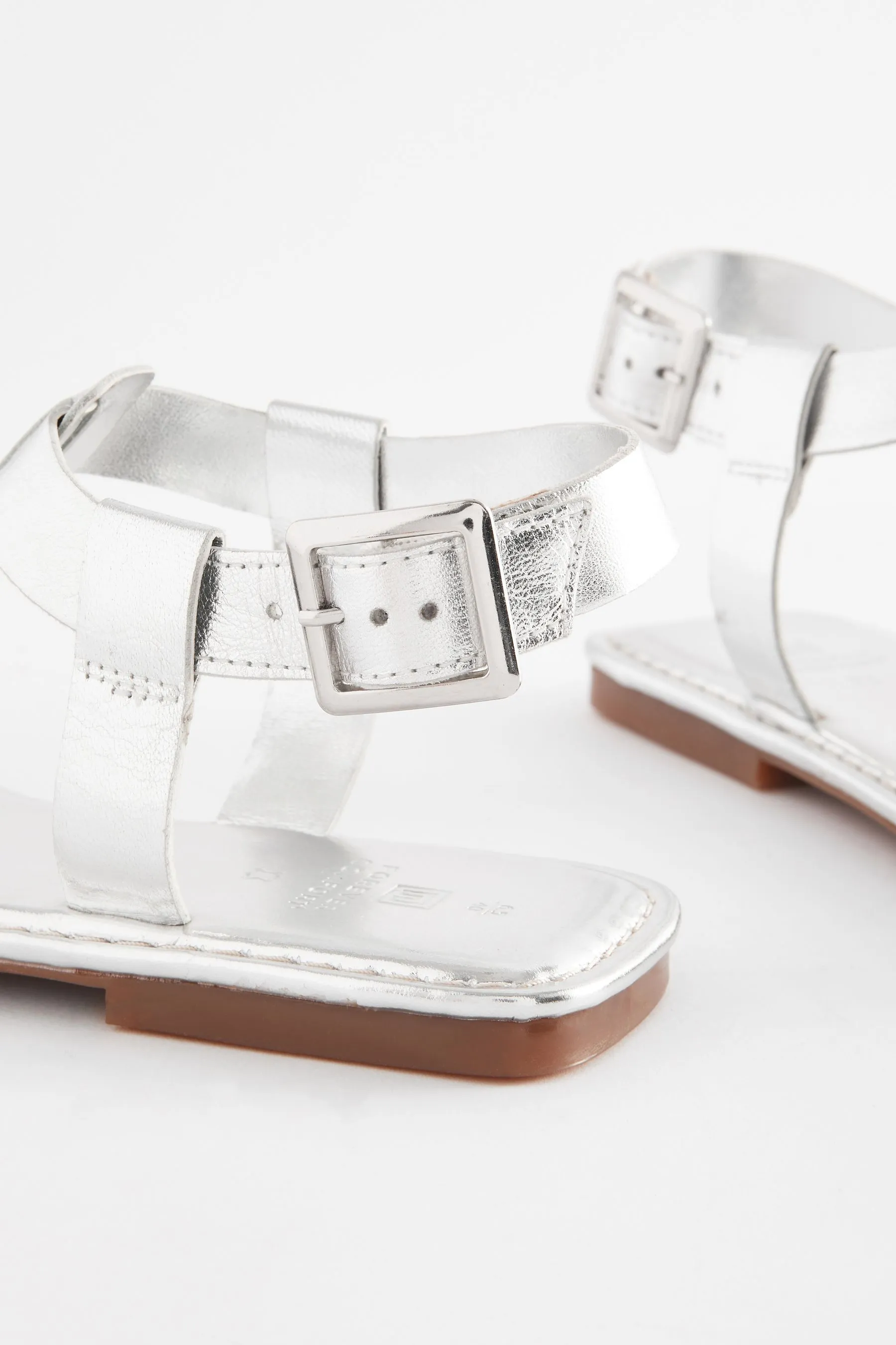 Forever Comfort® - Sandali in pelle con cinturino a T    