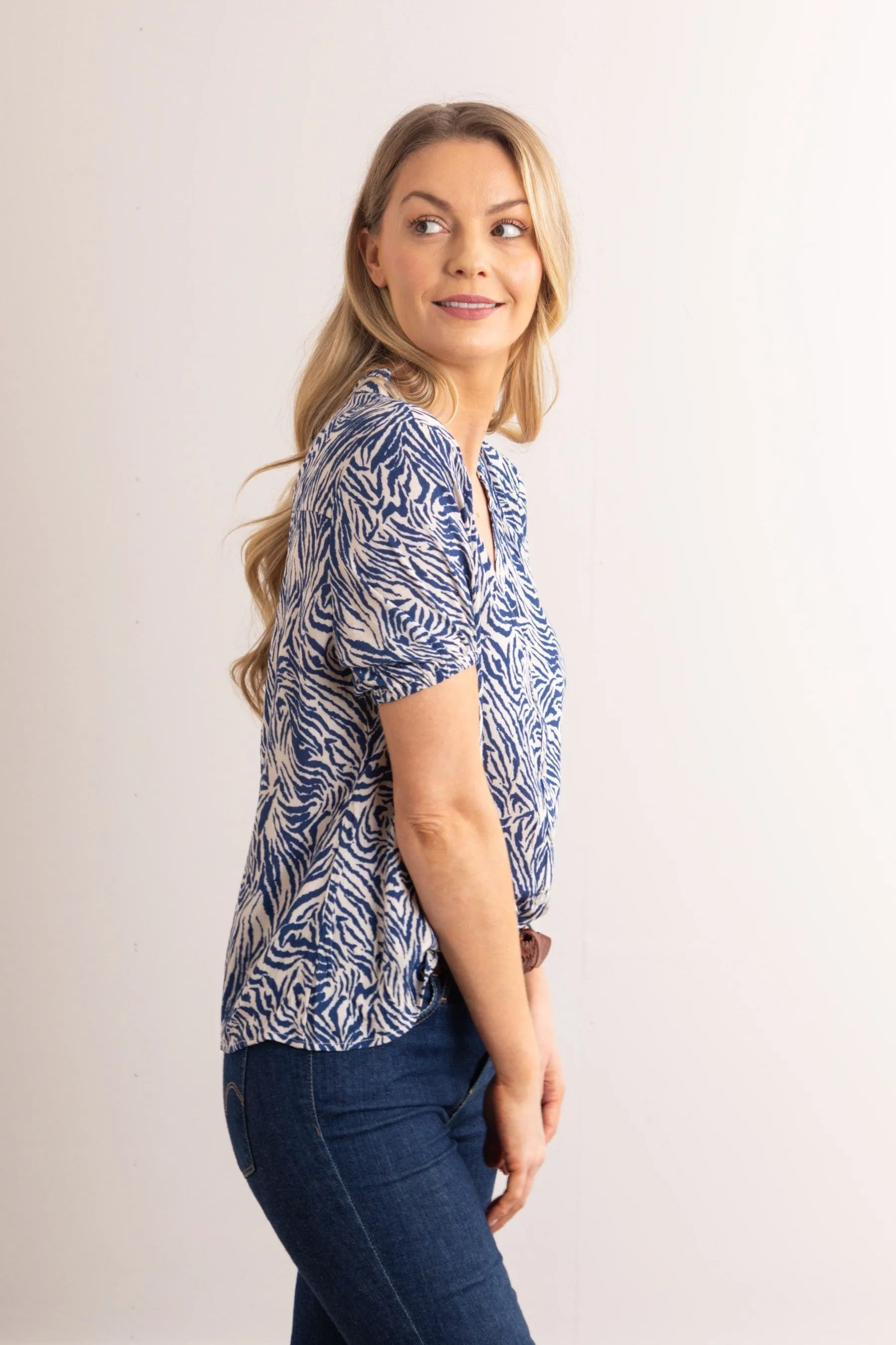 Lakeland Leather Clothing - Beth Animal Stampa Manica corta blusa con scollo a V