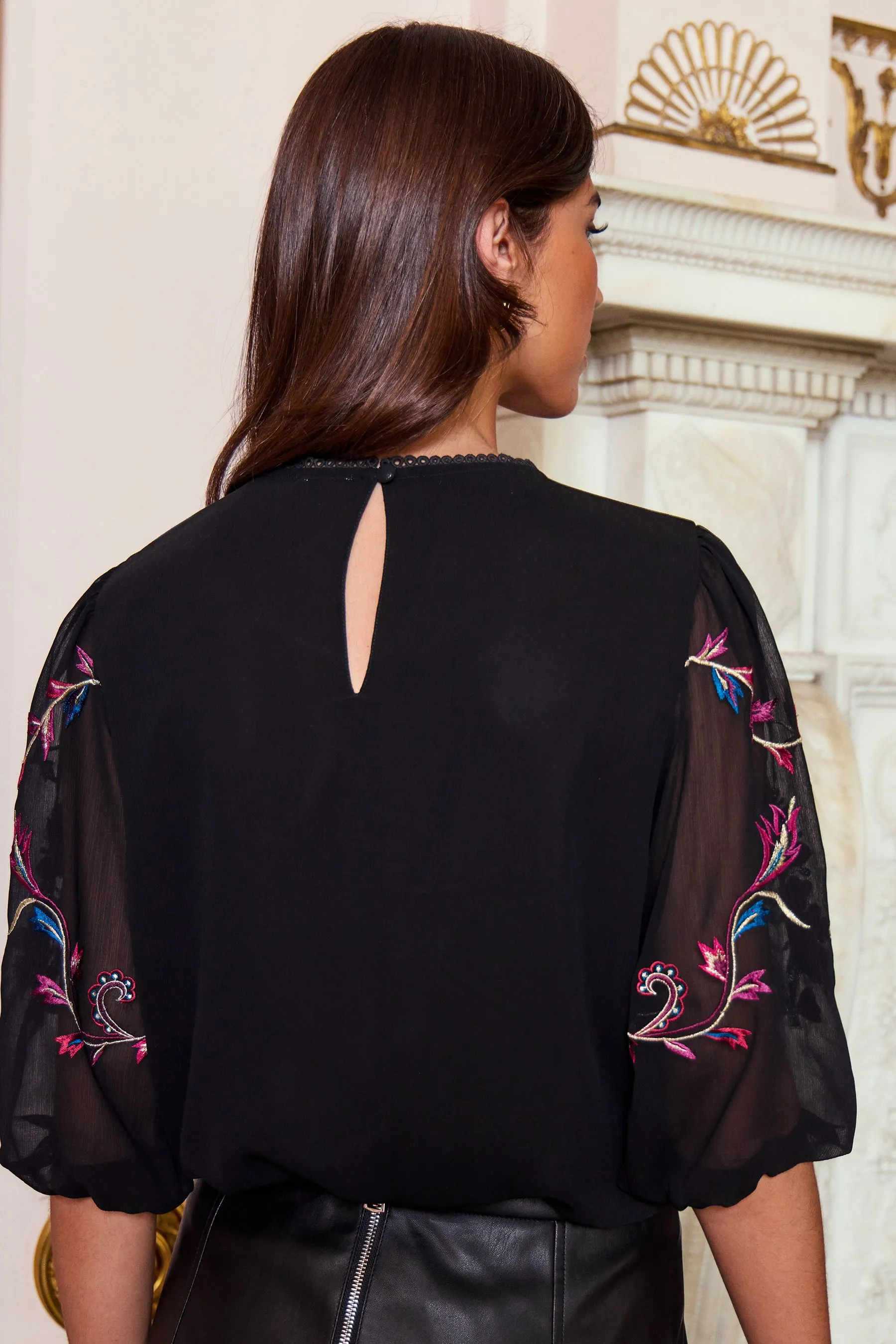 V&A | Love & Roses - Blusa ricamata con scollo rotondo e maniche a sbuffo