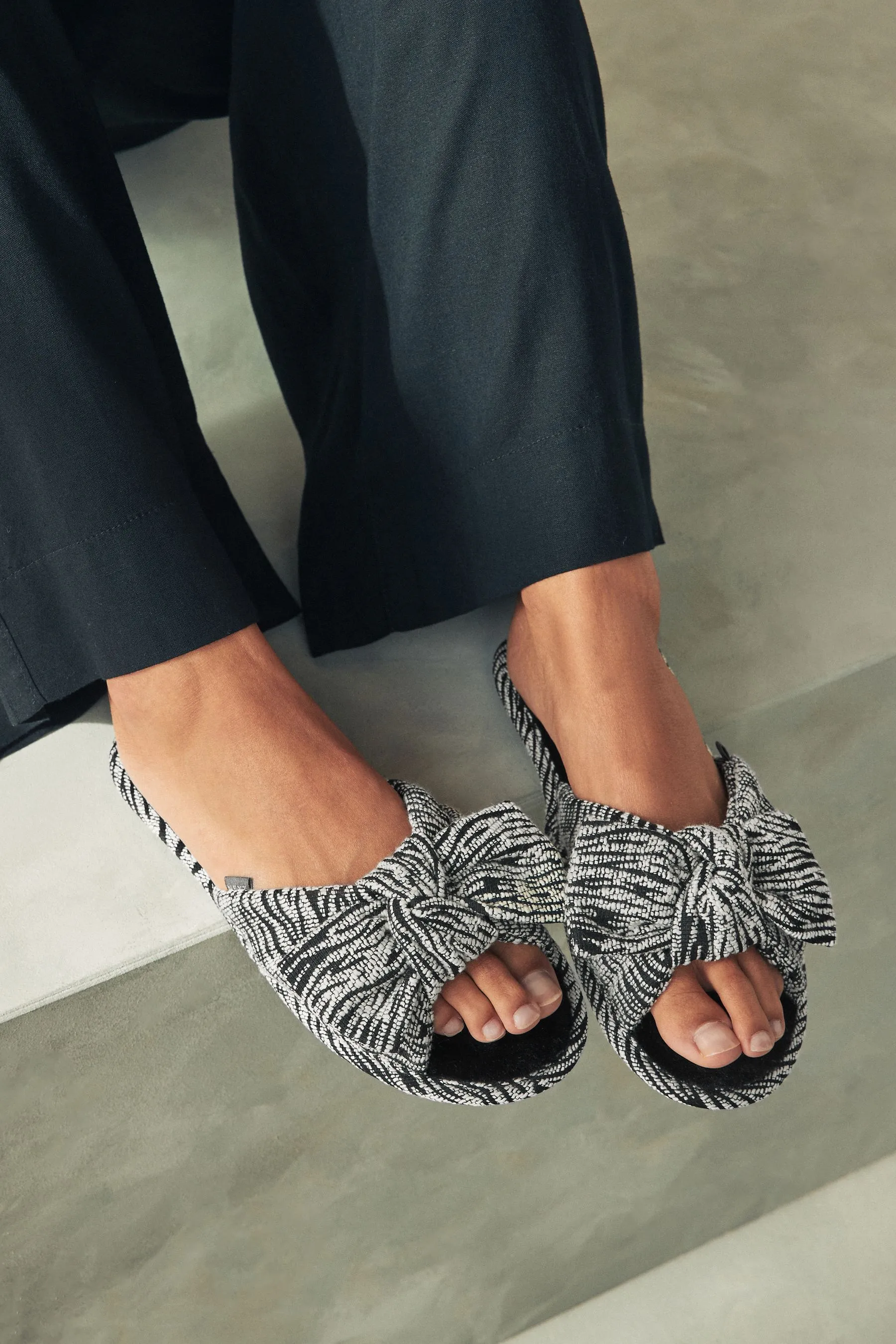 Zebra bianco e nero  - Pantofole con fasce e fiocco